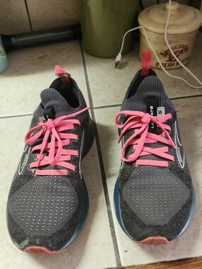 Brooks Women’s Athletic Shoes Gray with Pink Laces
